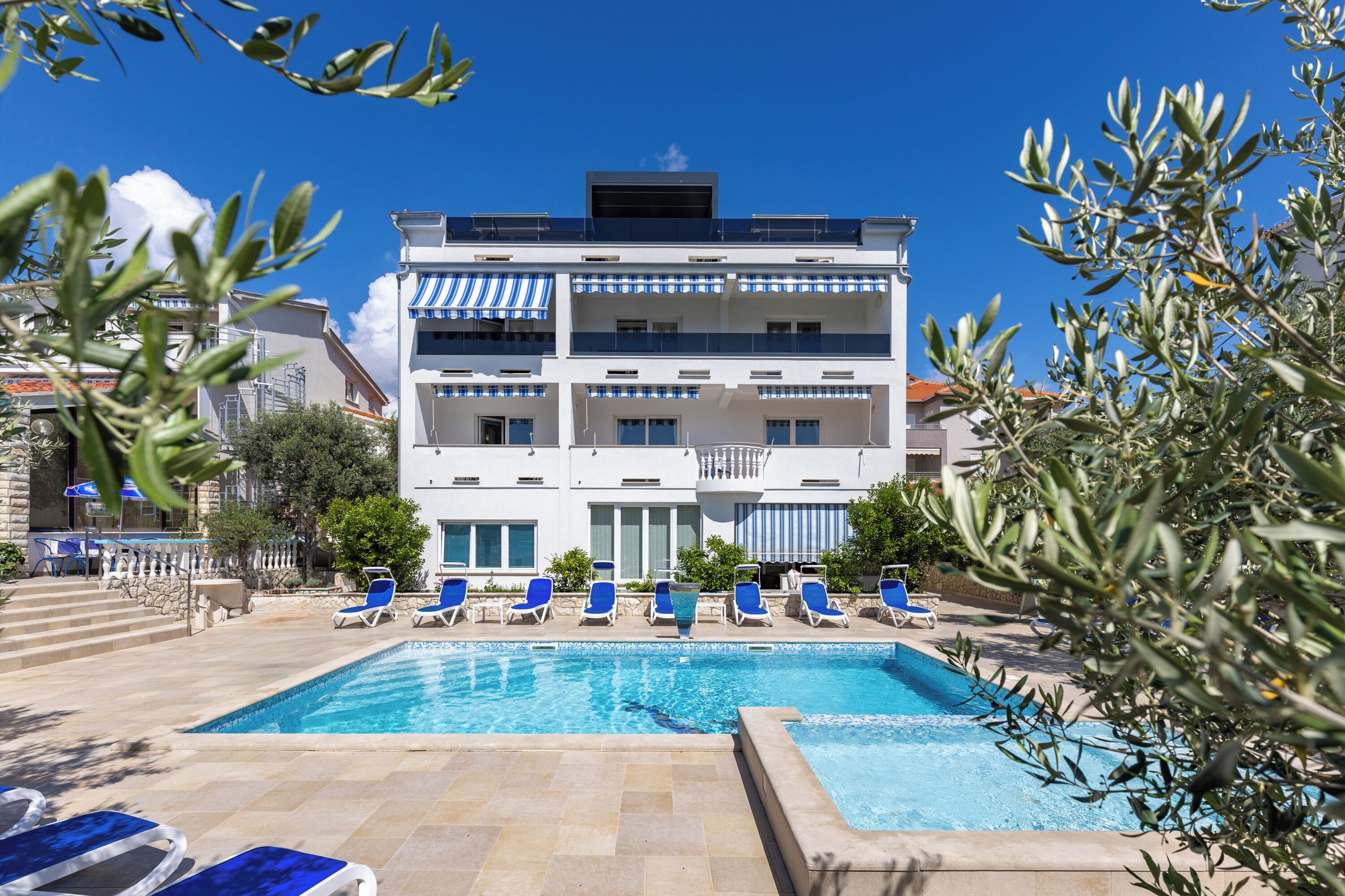 حمّام سباحة خارجي