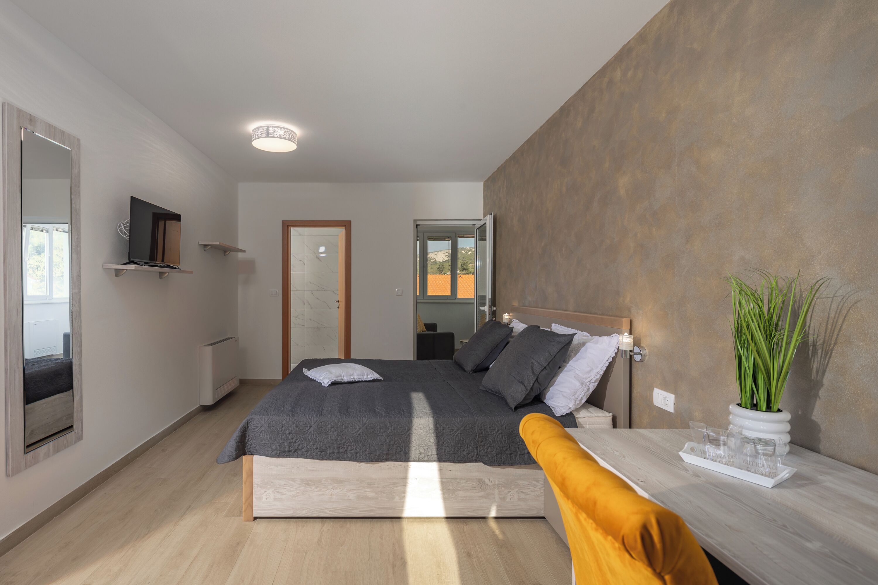 1 غرفة نوم ومساحة عمل للكمبيوتر المحمول وملاءات أسرّة