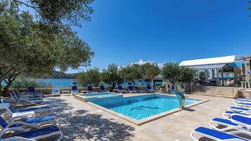 Hồ bơi ngoài trời