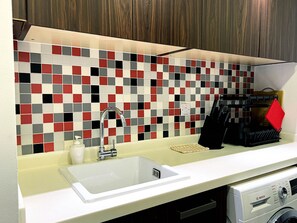 Deluxe Apartment | Private kitchen | Fridge, microwave, oven, dishwasher