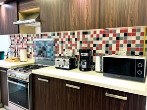 Deluxe appartement | Privékeuken | Een koelkast, een microgolfoven, een oven, een vaatwasser