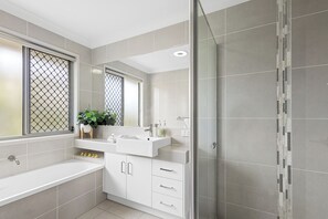Shower, hair dryer, towels - Mudjimba Retreat-Peaceful Luxury (Sunshine Coast)