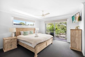 5 bedrooms, desk, iron/ironing board, free WiFi