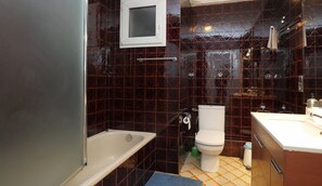 Douche, sèche-cheveux, serviettes fournies, savon