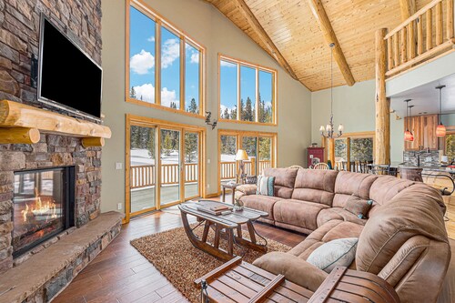 Secluded Log Cabin: 10 Acres, Soaker Tub