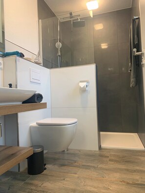 Een douche, een haardroger, handdoeken, zeep