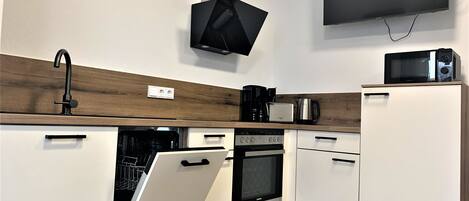 Fridge, microwave, stovetop, dishwasher