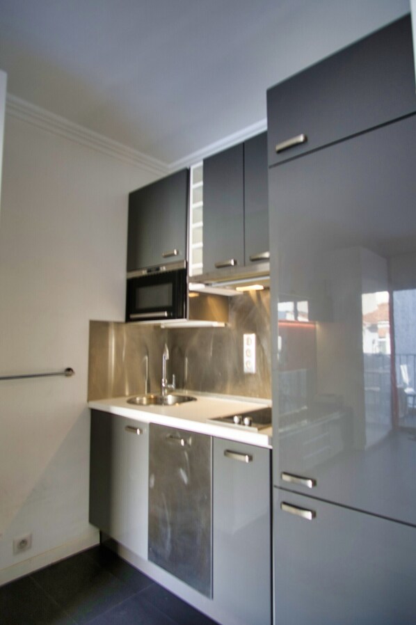 Fridge, microwave, dishwasher, coffee/tea maker