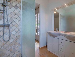 Dusche, Haartrockner, Seife, Toilettenpapier
