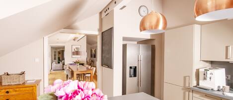 Jääkaappi, uuni, liesi, astianpesukone