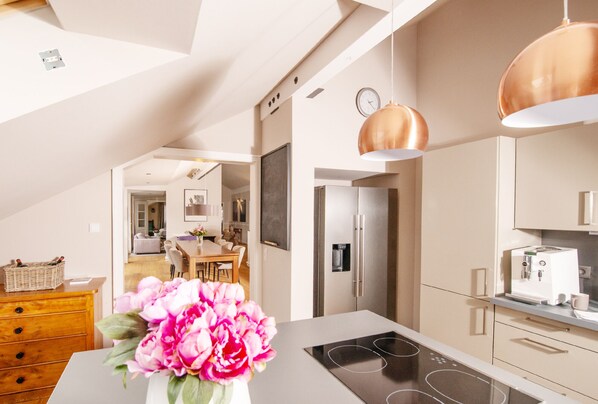 冷蔵庫、オーブン、コンロ、食器洗い機