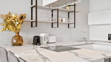 Refrigerador, microondas, horno, placa de cocina