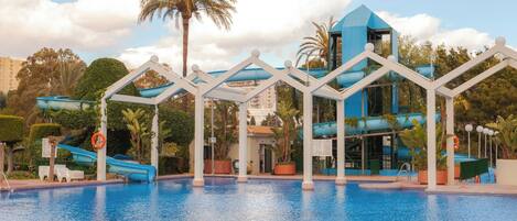 Een verwarmd zwembad