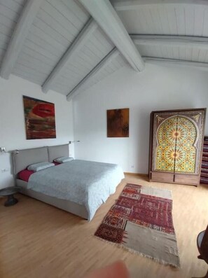 1 habitación, tabla de planchar con plancha y cuna de viaje 