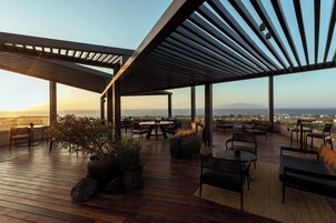 2 bares/lounges, saguão/lounge, bar na cobertura