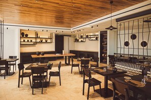 S'hi serveixen esmorzars, dinars, sopars i plats de cuina grega