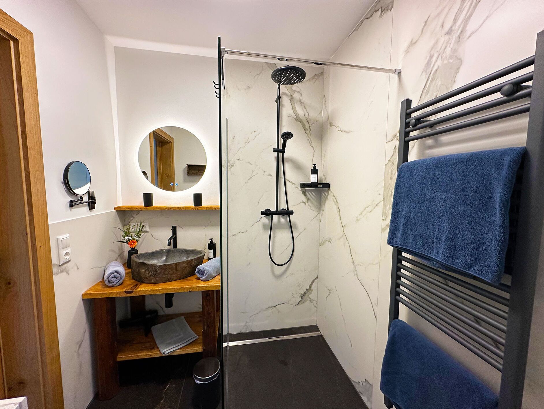 Dusche, Haartrockner, Handtücher, Seife
