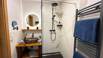 Dusche, Haartrockner, Handtücher, Seife