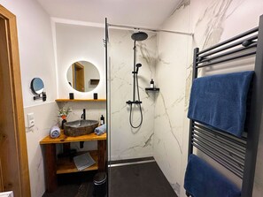 Douche, séchoir à cheveux, serviettes fournies, savon