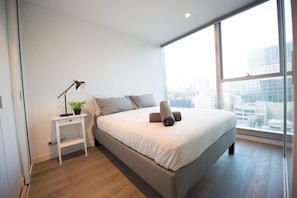 2 bedrooms, iron/ironing board, WiFi, bed sheets - A Chic 2BR, CBD Apartment Near Southern Cross (Melbourne)