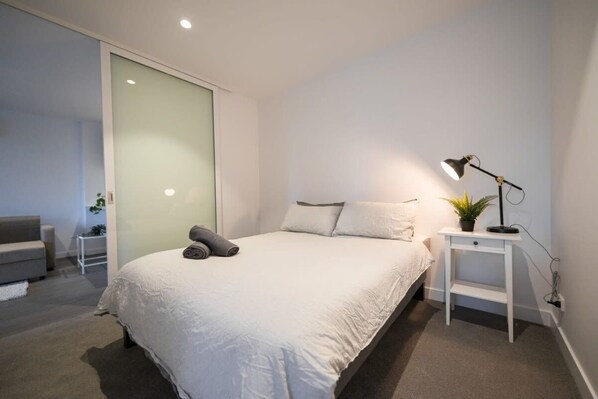 2 bedrooms, iron/ironing board, WiFi, bed sheets - A Chic 2BR, CBD Apartment Near Southern Cross (Melbourne)