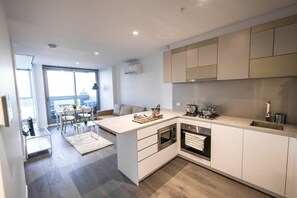 Fridge, microwave, oven, stovetop - A Chic 2BR, CBD Apartment Near Southern Cross (Melbourne)