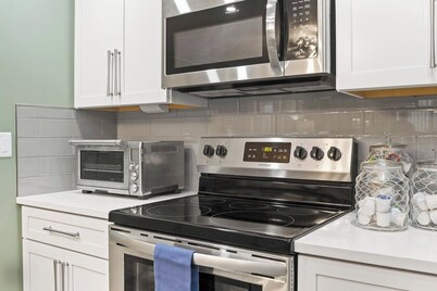 Luxury Condo | Hot Tub | Pool | Lake Front | FLX