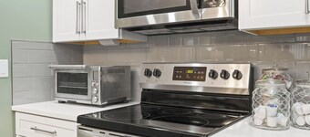 Luxury Condo | Hot Tub | Pool | Lake Front | FLX