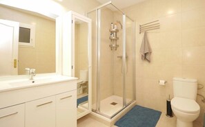 Douche, sèche-cheveux, serviettes fournies, savon