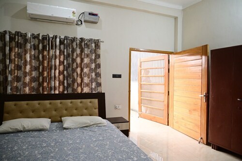 10 minutes from Ram Mandir! Family-sized home with Parking and Garden.