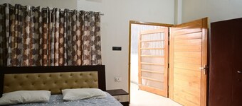 10 minutes from Ram Mandir! Family-sized home with Parking and Garden.