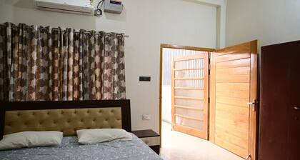 10 minutes from Ram Mandir! Family-sized home with Parking and Garden.