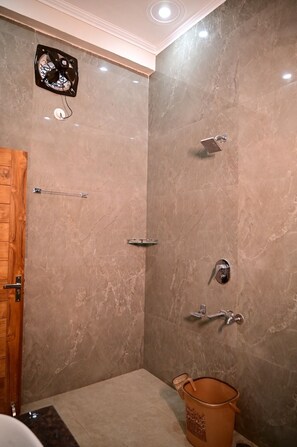 Dusche, Bidet, Handtücher, Seife