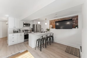 Kühlschrank, Mikrowelle, Herdplatte, Geschirrspüler