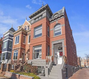 Exterior - Gorgeous renovation 2BR/2BA with AC/TV/Internet (Washington)