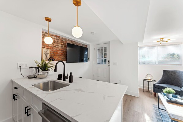 Interior - Gorgeous renovation 2BR/2BA with AC/TV/Internet (Washington)