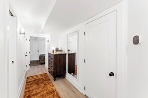 2 bedrooms, iron/ironing board, WiFi - Gorgeous renovation 2BR/2BA with AC/TV/Internet (Washington)