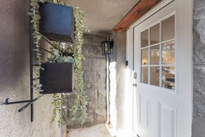 Exterior detail - Gorgeous renovation 2BR/2BA with AC/TV/Internet (Washington)