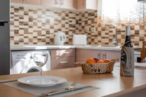 Geladeira, fogão, cooktop, torradeira