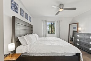 1 habitación, escritorio, tabla de planchar con plancha y cuna de viaje