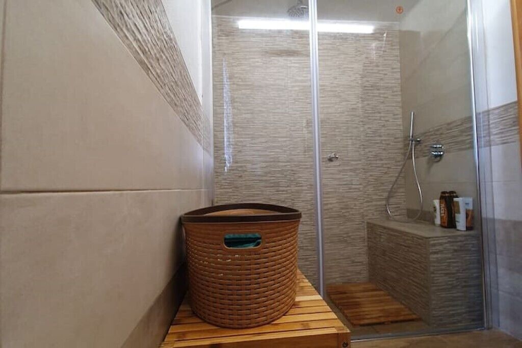 Douche, sèche-cheveux, bidet, serviettes fournies