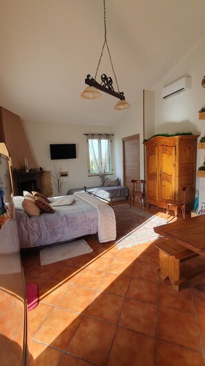 1 habitación, tabla de planchar con plancha y cuna de viaje 