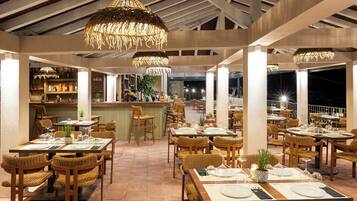 Serveert ontbijt, lunch, diner, Mediterrane gerechten, buitendiner