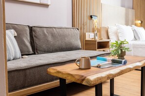 Dobbelt- eller tomannsrom – deluxe, massasjebadekar, delvis sjøutsikt | Oppholdsområde | Flatskjerm-TV