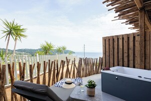 Quarto casal ou duplo luxo, banheira de hidromassagem, vista parcial para o mar | Terraço/pátio