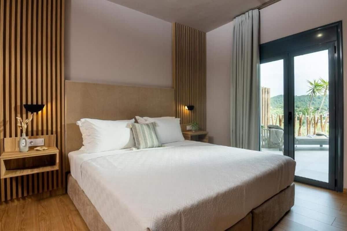 In-room safe, blackout curtains, soundproofing