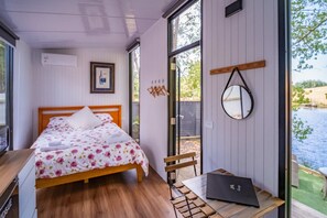 1 bedroom, bed sheets