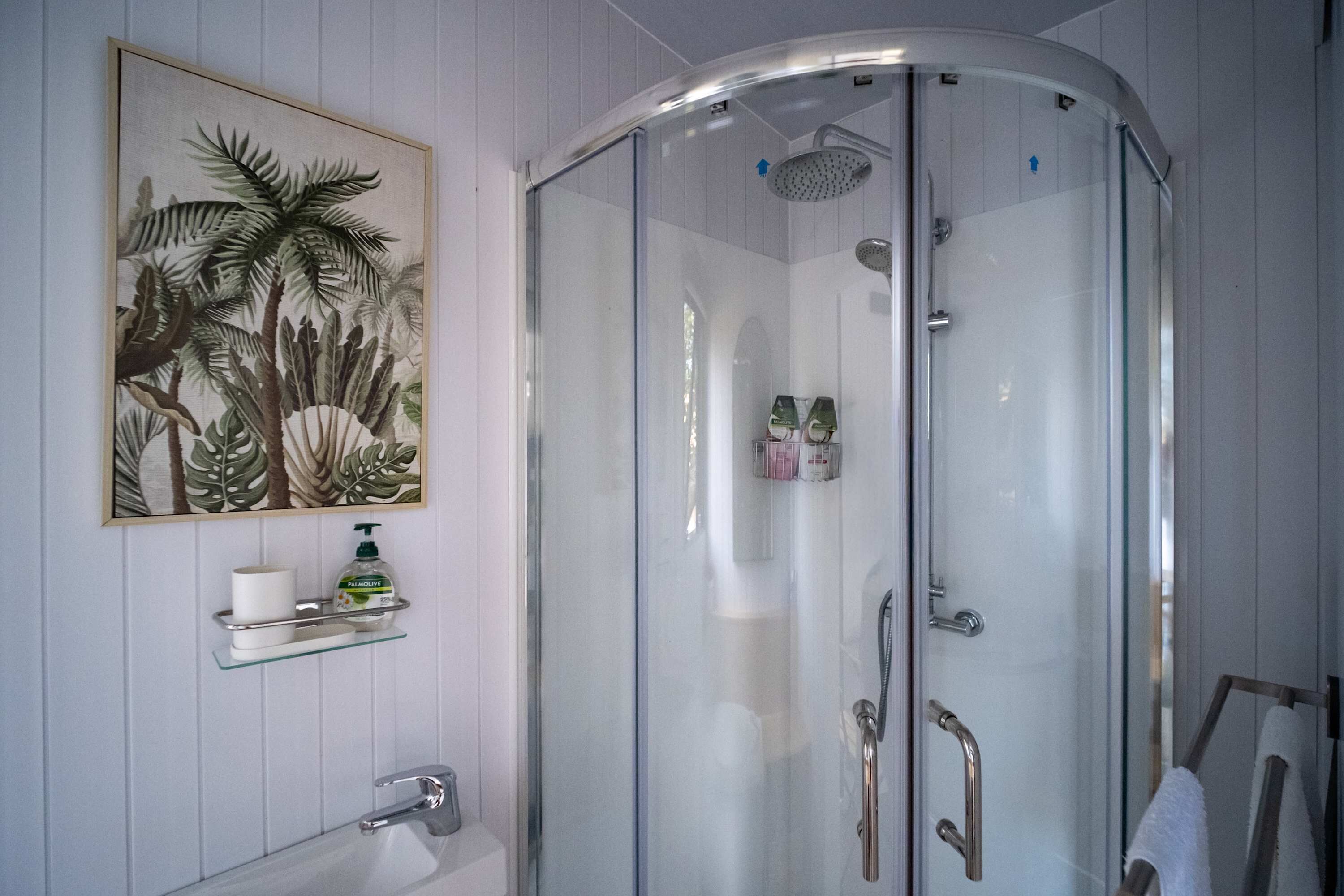 Een douche, een haardroger, handdoeken