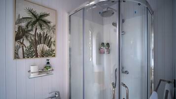 Een douche, een haardroger, handdoeken