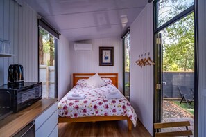 1 bedroom, bed sheets